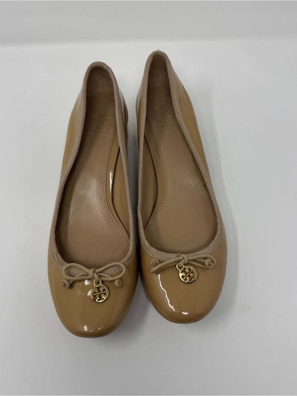 Tory Burch Beige Patent Leather Heels with Logo Charm - Picture 2 of 7